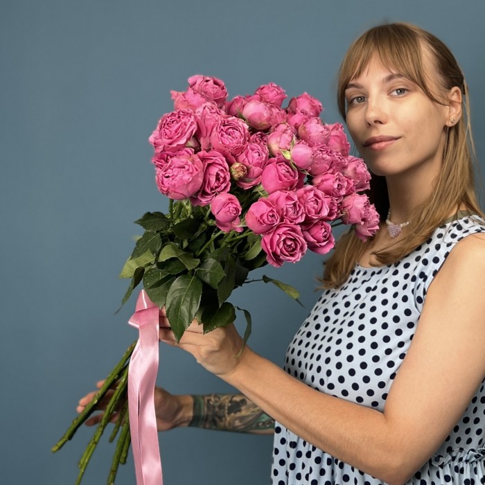 9 кустовых пионовидных роз Мисти Баблс 60 см